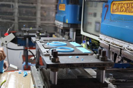 硅膠油壓機(jī)成型過(guò)程 硅膠油壓機(jī)成型過(guò)程