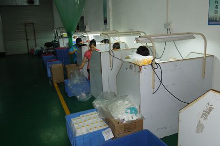 對(duì)硅膠產(chǎn)品進(jìn)行檢驗(yàn)和拆邊線(xiàn) 對(duì)硅膠產(chǎn)品進(jìn)行檢驗(yàn)和拆邊線(xiàn)